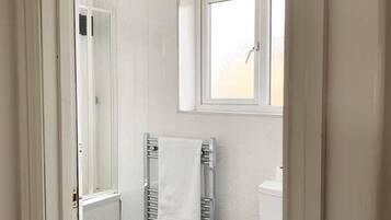 House | Bathroom | Combined shower/bathtub, deep-soaking bathtub, towels