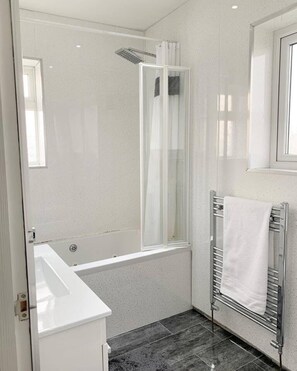 Huis | Badkamer | Een bad/douchecombinatie, een diep bad, handdoeken