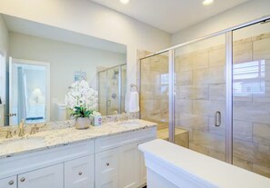 Douche, serviettes fournies, savon