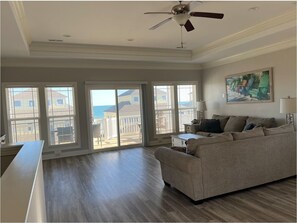 Smart TV, table tennis