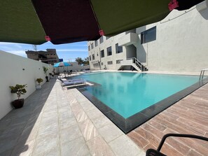 屋外プール、プール パラソル、サンラウンジャー