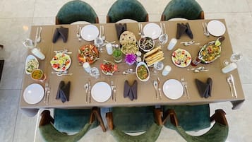 Petit déjeuner, déjeuner et dîner servis sur place