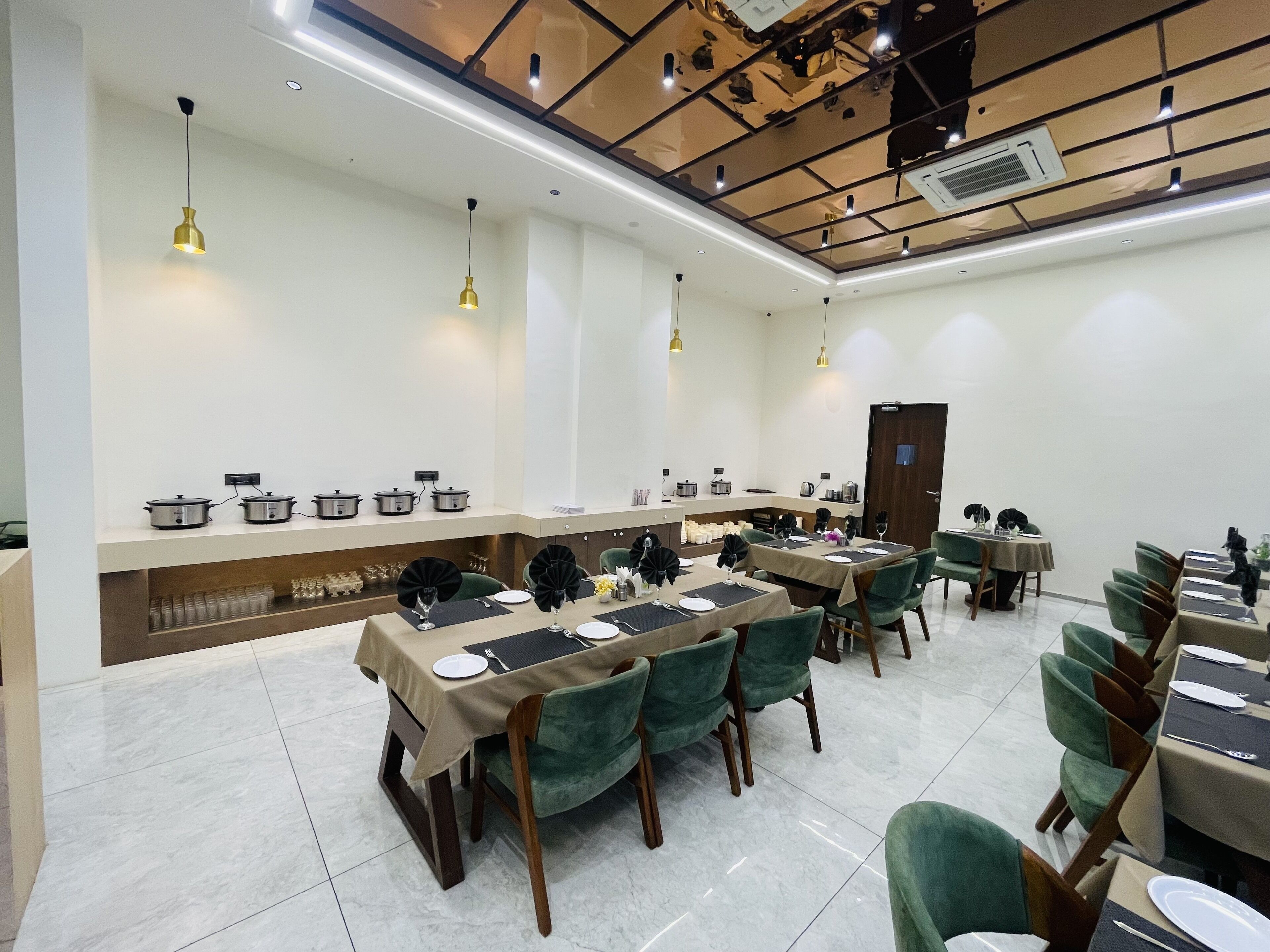 供应早餐、午餐和晚餐