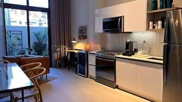 Kjøleskap, mikrobølgeovn, ovn og kokeplater