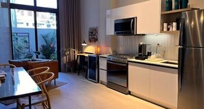 Køleskab, mikrobølgeovn, ovn, kogeplade