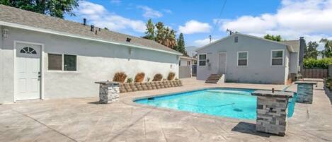 Utendørsbasseng og et oppvarmet basseng