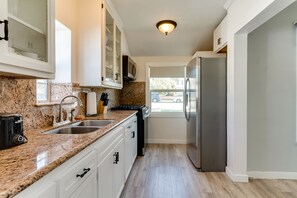 Kjøleskap, mikrobølgeovn, ovn og kokeplater