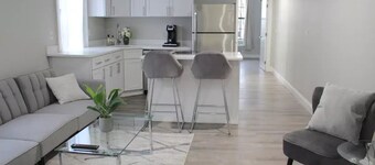 WOW ★ Bright Apt ★ PRIME downtown Walk Everywhere