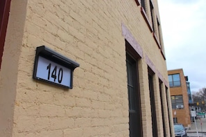 Exterior detail - WOW ★ Bright Apt ★ PRIME downtown Walk Everywhere (Albany)