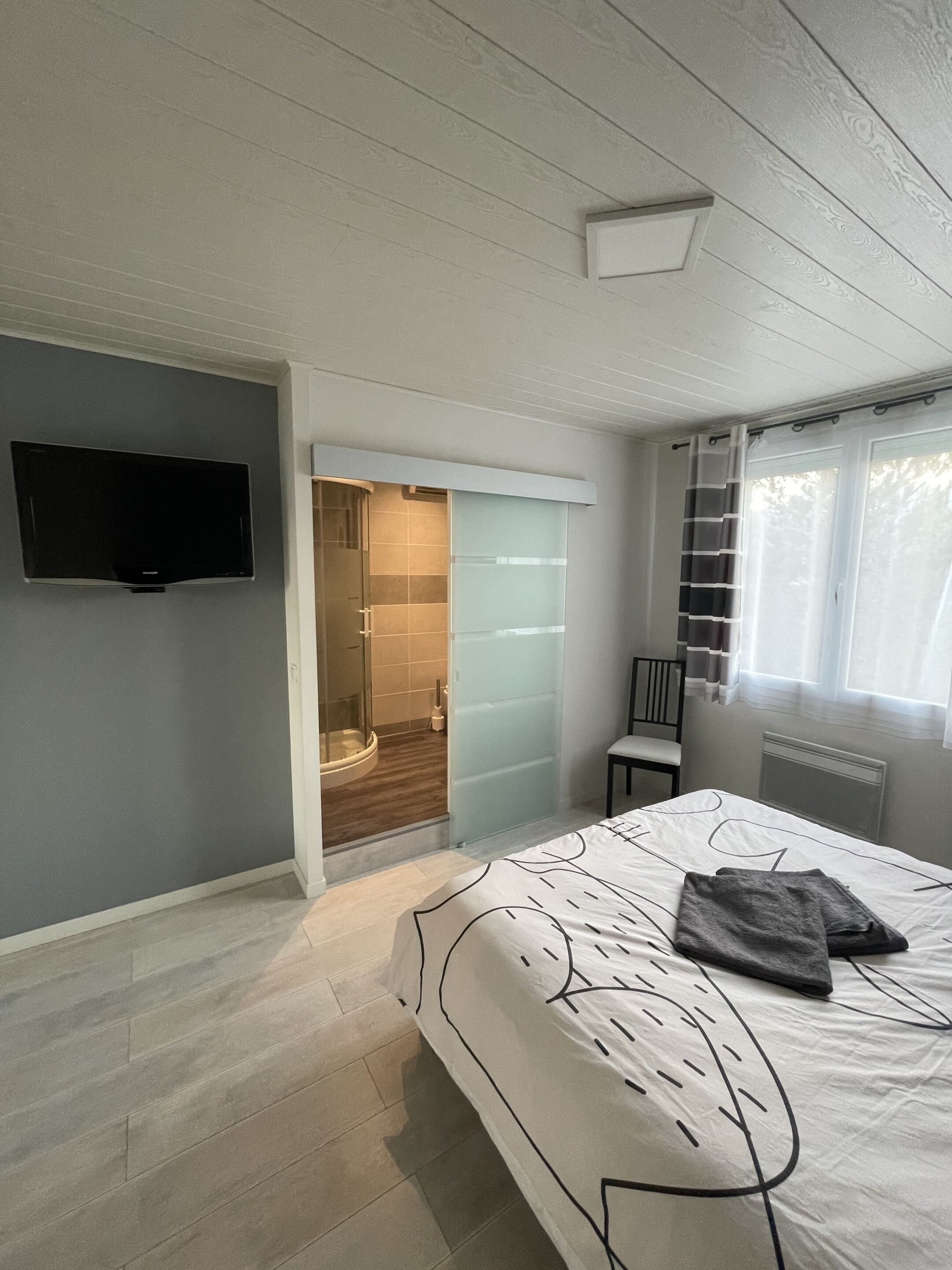 Comfort tweepersoonskamer, en-suite badkamer, uitzicht op tuin