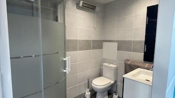 Comfort tweepersoonskamer, en-suite badkamer, uitzicht op tuin | Badkamer