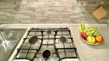 Frigorifero, forno, piano cottura, lavastoviglie