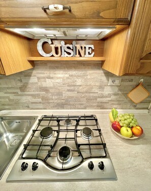 Frigorifero, forno, piano cottura, lavastoviglie