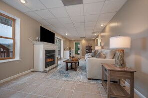 Smart TV, chimenea y libros 