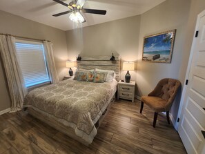2 bedrooms, desk, iron/ironing board, free WiFi - NEW Custom Home-Sunset/Sunrise Lake Views-SPI Golf Course-13 mi to SPI Beaches (Laguna Vista)