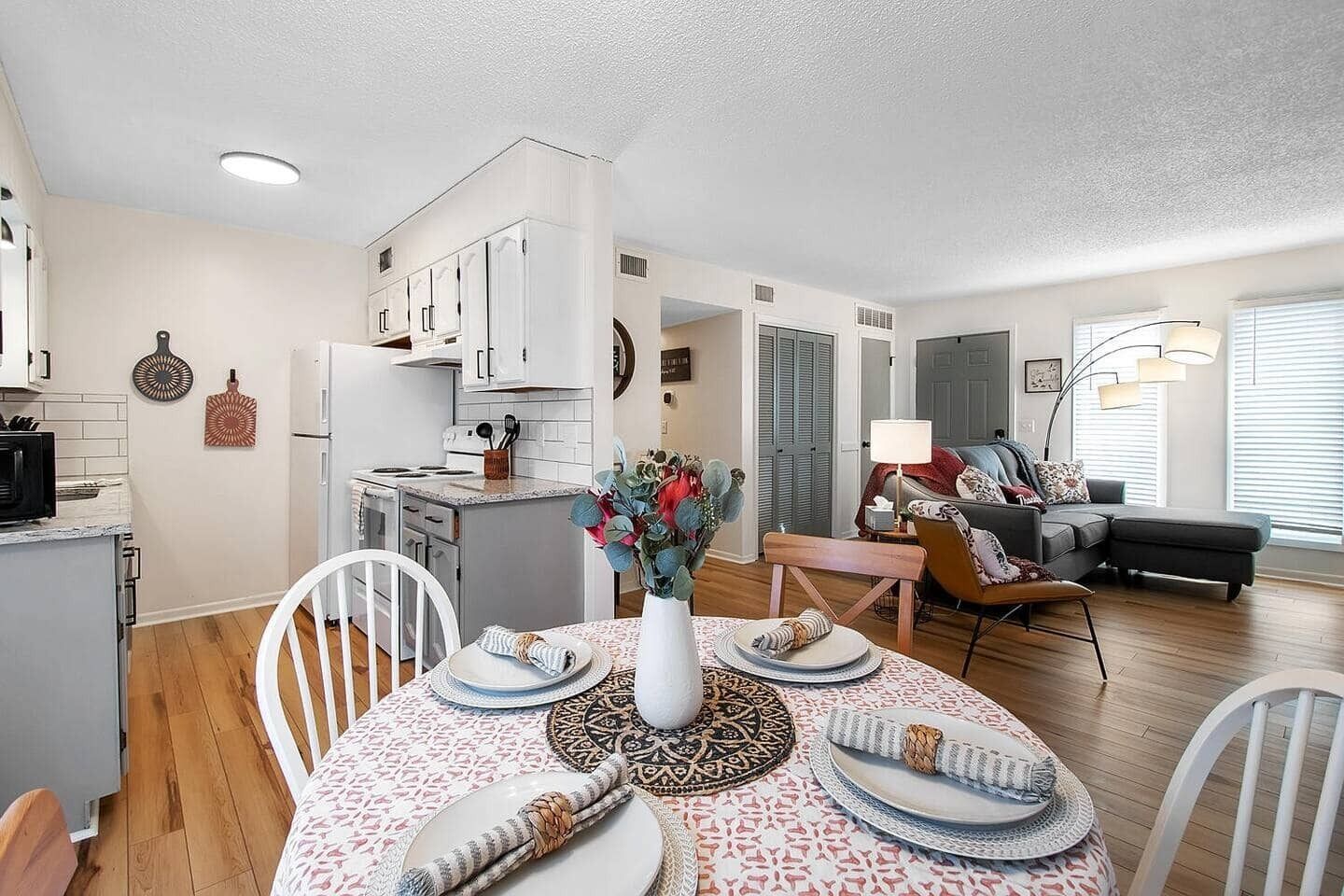 Eine moderne Wohnung mit Essbereich, Küche und Wohnzimmer.