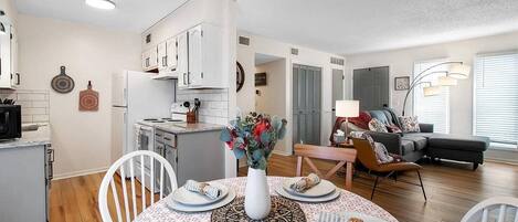 Eine moderne Wohnung mit Essbereich, Küche und Wohnzimmer.
