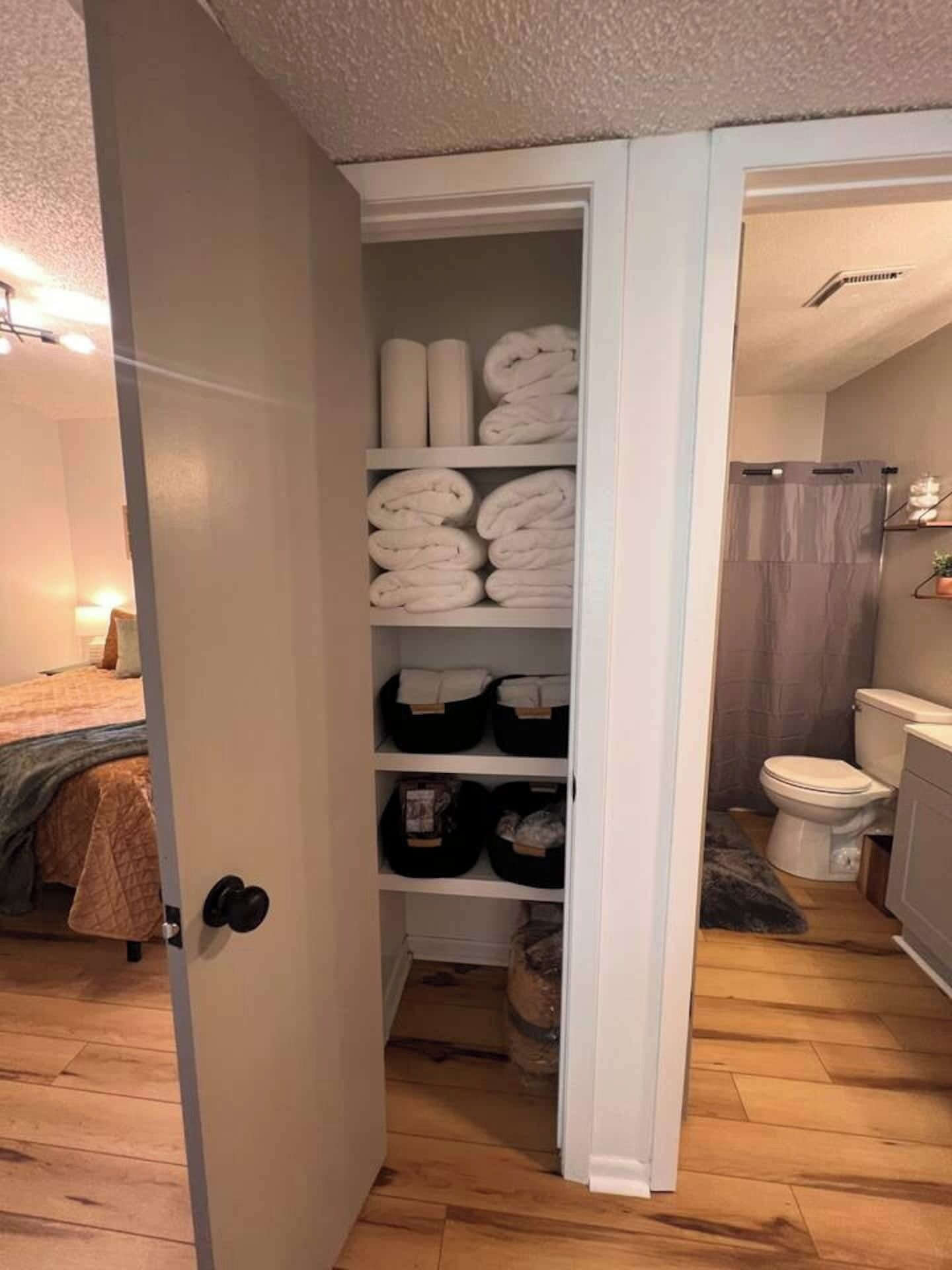 2 makuuhuonetta, työpöytä, silitysrauta/-lauta, vauvan matkasänky