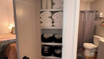 2 habitaciones, escritorio y tabla de planchar con plancha