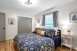 2 Schlafzimmer, Schreibtisch, Bügeleisen/Bügelbrett, Reisekinderbett