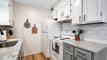 Een koelkast, een magnetron, een oven, een kookplaat