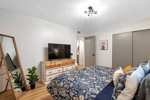 2 habitaciones, escritorio y tabla de planchar con plancha 