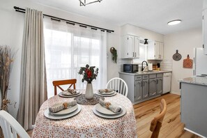 Dining - Come stay with us at this modern 2, bed 1 bath apartment located in West Wichita (Wichita)