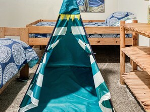 2 bedrooms, desk, travel cot, WiFi