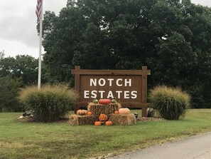 Property grounds - Gorgeous Branson Condo, VIEWS, Hike and Fish on Property, Private Lake, 2 Pools! (Reeds Spring)