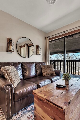 Gorgeous Branson Condo, VIEWS, Hike and Fish on Property, Private Lake, 2 Pools!