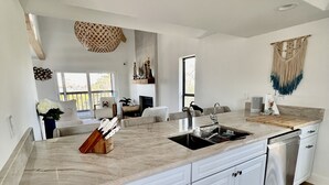 Coffee/tea maker, fridge, microwave, oven - SANTA CLARA! Coastal, modern 3BR ESCAPE, harbor view, boat slip, CLUB access (Captiva)