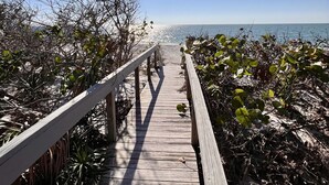 Sun loungers, beach towels - SANTA CLARA! Coastal, modern 3BR ESCAPE, harbor view, boat slip, CLUB access (Captiva)