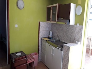 Refrigerador, parrilla de estufa y utensilios de cocina 