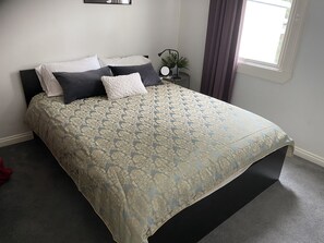 3 bedrooms, iron/ironing board, free WiFi, bed sheets - Amazing location, sleeps 5, gorgeous original Glebe terrace, great value! (Glebe)