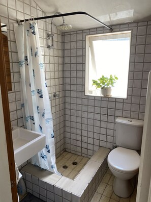 Shower, towels, soap, shampoo - 3 bed, 2 x storey 1867 Original Glebe terrace on Sydney Uni’s Doorstep (Glebe)