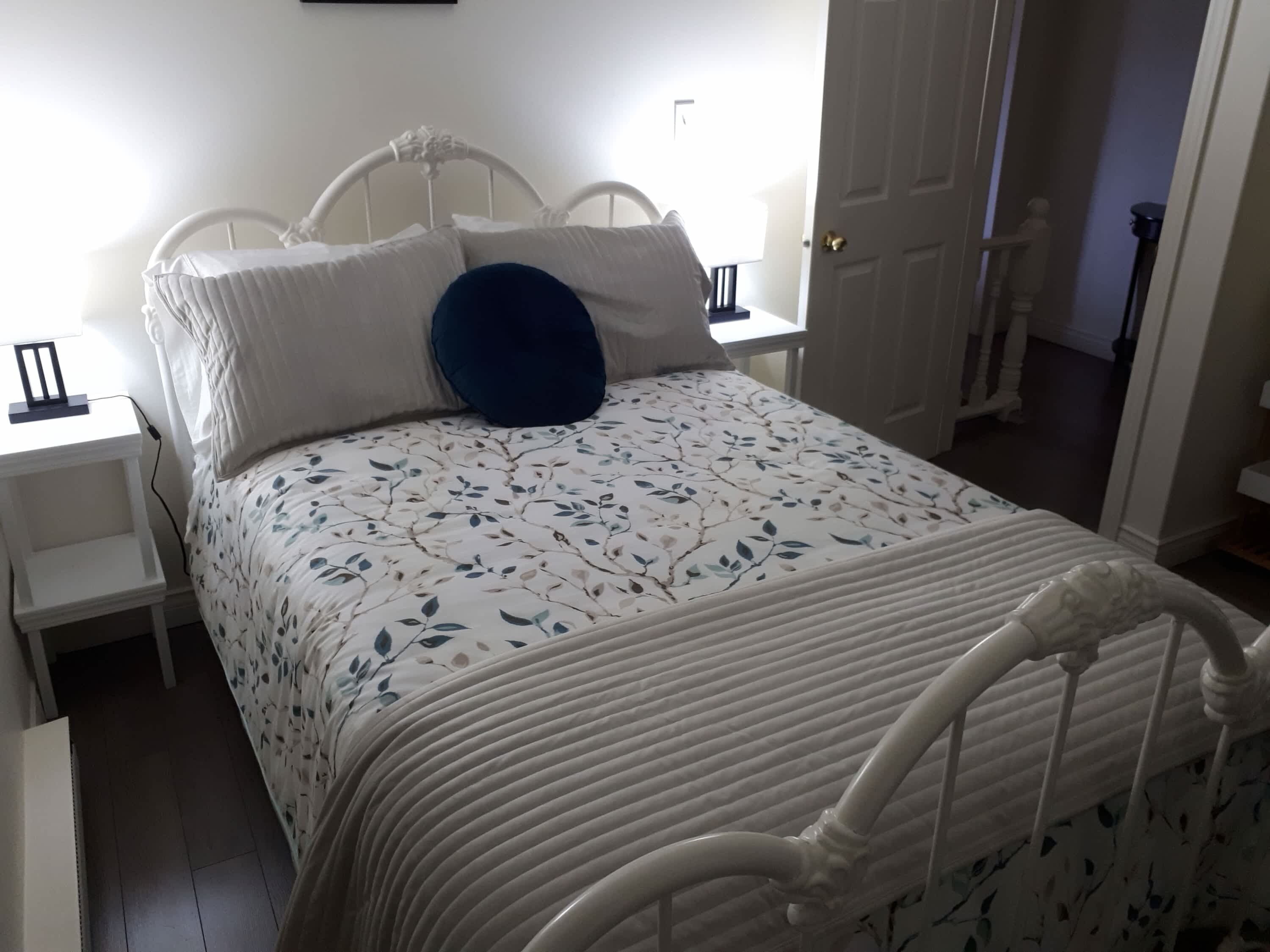 3 habitaciones, tabla de planchar con plancha, wifi y ropa de cama 