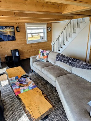 TV, fireplace - Legges Hill Loft Summ (Twillingate)