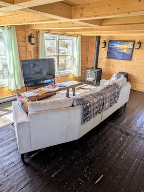 TV, fireplace - Legges Hill Loft Summ (Twillingate)