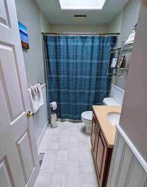Baignoire, séchoir à cheveux, serviettes fournies
