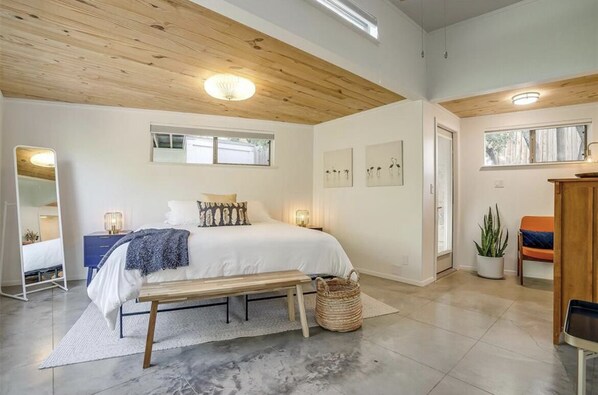 2 bedrooms, desk, free WiFi, bed sheets