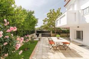 تن اول الطعام بالخارج