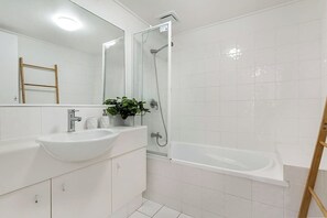 Baignoire, sèche-cheveux, serviettes fournies