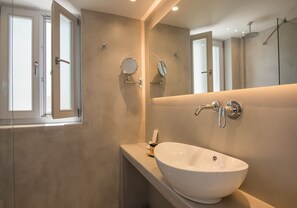 タオル、石鹸、シャンプー、トイレットペーパー