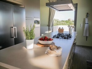 Frigorifero, microonde, forno, piano cottura