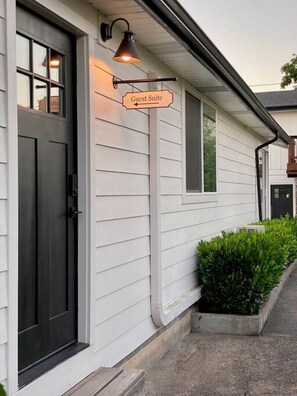 Exterior detail - Luxurious modern retreat in Downtown w/ pool (Salem)