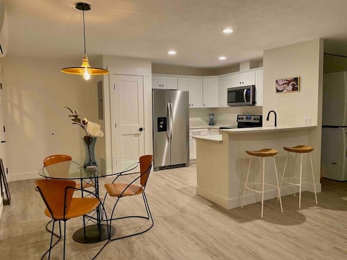 Luxurious modern retreat in Downtown w/ pool