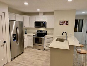 Fridge, microwave, oven, stovetop - Luxurious modern retreat in Downtown w/ pool (Salem)