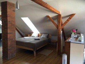 1 bedroom, WiFi - Attic with bathroom (Svinarov)