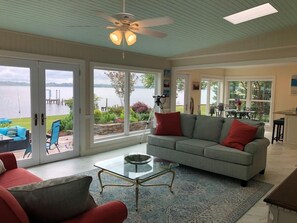 Smart TV, fireplace, books, computer monitors - Little piece of heaven in your own back yard! (New Bern)