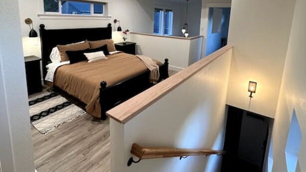 A bedroom with a bed, bedside tables, a ceiling fan, and a window. - Brand New Custom Built Cottage in Downtown w/Pool (Salem)